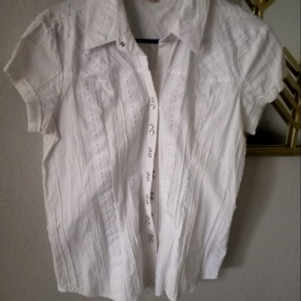 White short sleeve snap button shirt